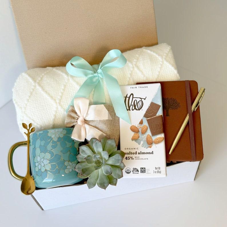 Christmas gift box, Hygge gift box for her, Care package for her, Gift baskets for women, Birthday Gift box with blanket, Gift box for women