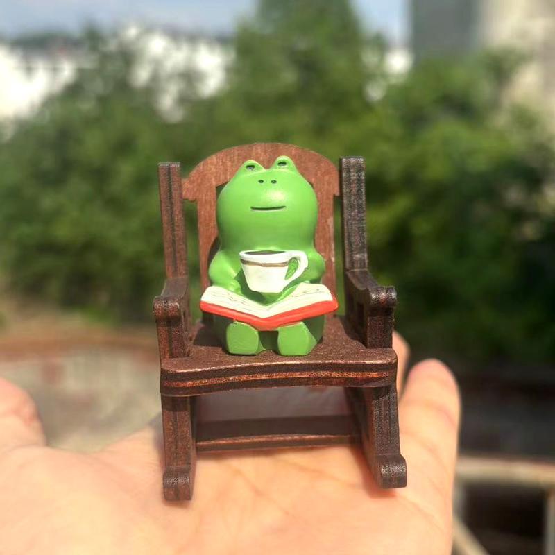 Frog Sitting on Chair Design Resin Ornament, Mini Cute Creative Desk Decoration, Desk Decoration for Home Office