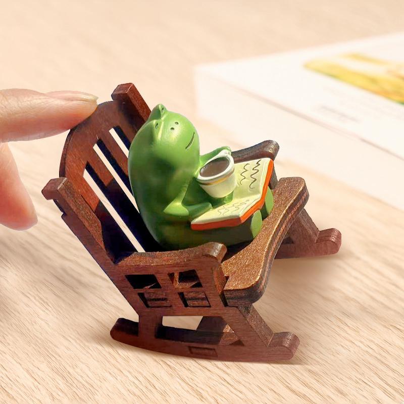 Frog Sitting on Chair Design Resin Ornament, Mini Cute Creative Desk Decoration, Desk Decoration for Home Office