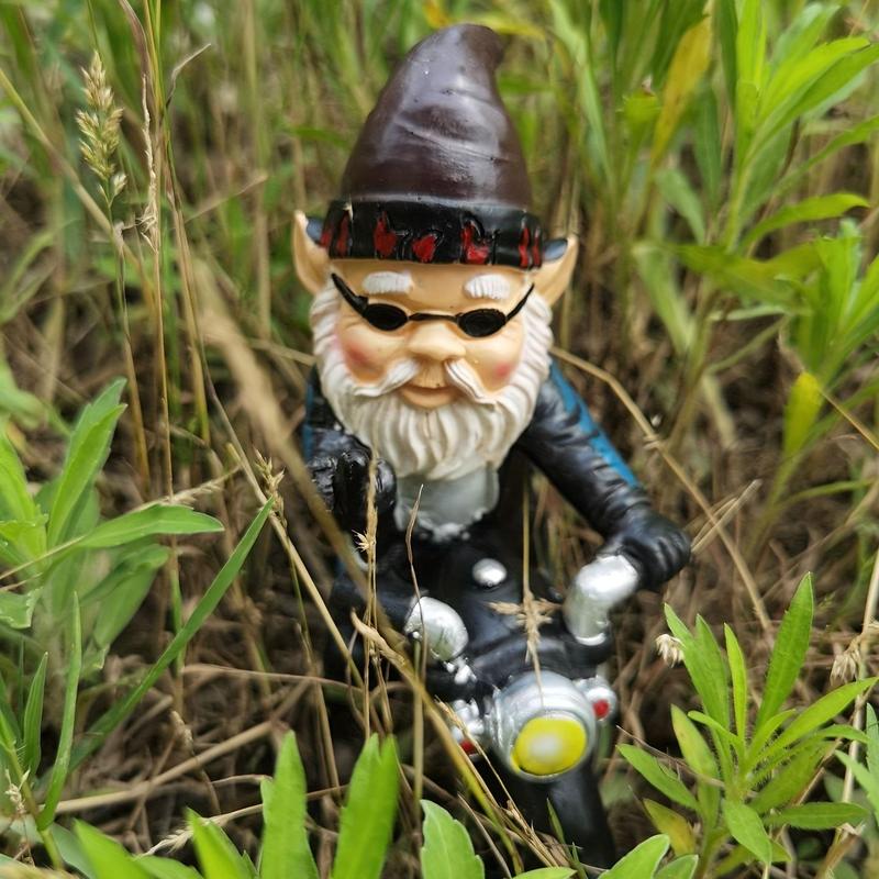 Creative Gnome Riding Motorcycle Figurine (1 Count), Resin Ornament, Desktop Decoration for Home Office Garden