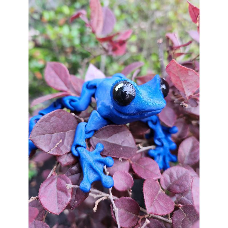 Whimsical Articulated Frog Figurine: Poseable Desk Pet for Imaginative Play