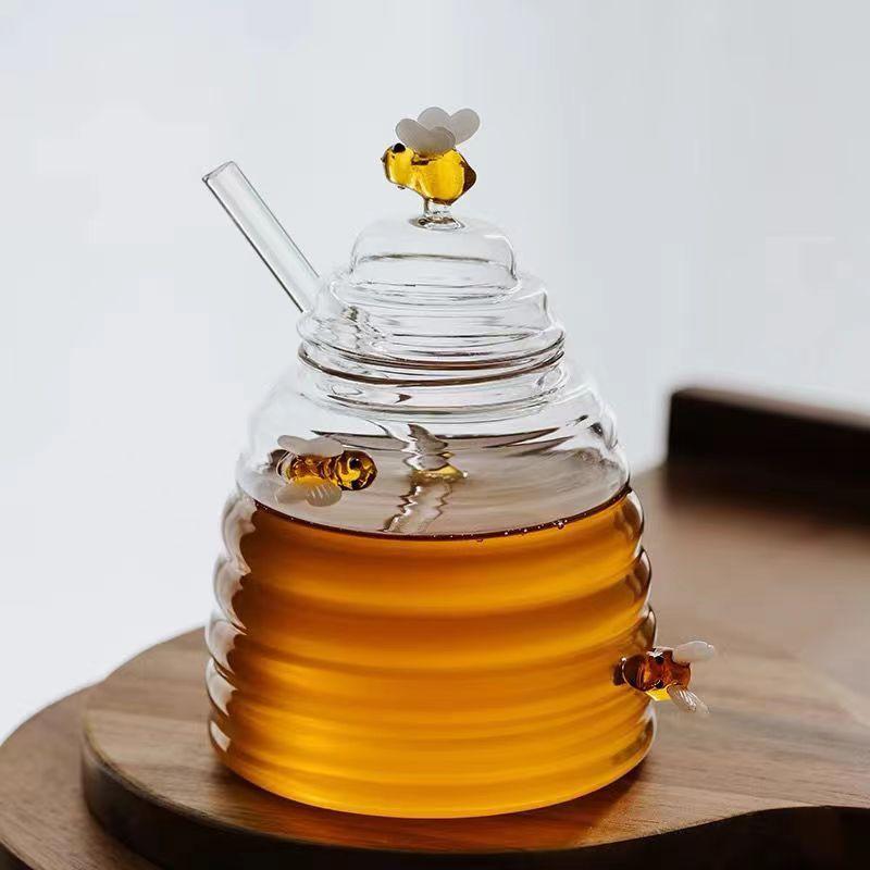 Honey Jar with Lid & Stirring Stick, 1 Count Glass Honey Pot with Bee Design Ornament, Honey Container for Home Kitchen Dining Room