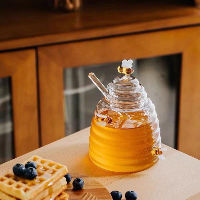 Honey Jar with Lid & Stirring Stick, 1 Count Glass Honey Pot with Bee Design Ornament, Honey Container for Home Kitchen Dining Room