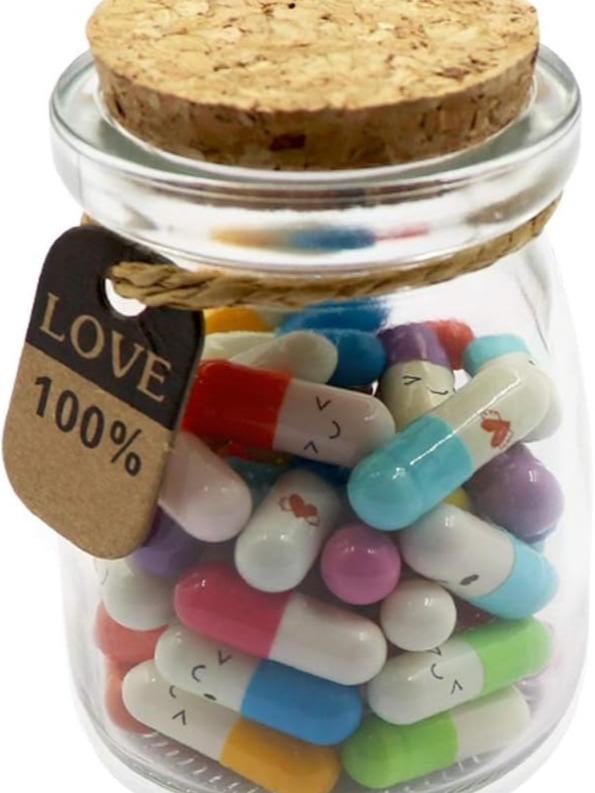 50Pcs Capsule Letters in Glass Bottles with Cute Smiling Face Emojis, Love and Friendship Message Pills for Boyfriend Girlfriend Lovers Family