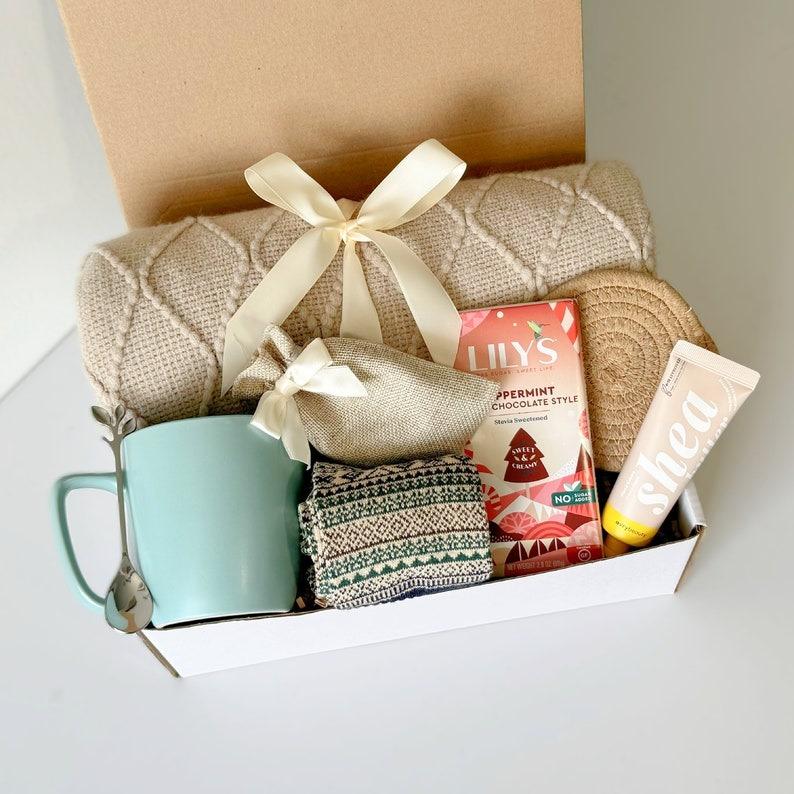 Christmas gift box, Hygge gift box for her, Care package for her, Gift baskets for women, Birthday Gift box with blanket, Gift box for women