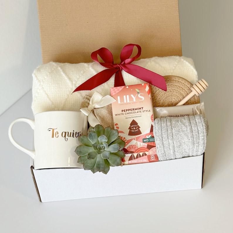 Christmas gift box, Hygge gift box for her, Care package for her, Gift baskets for women, Birthday Gift box with blanket, Gift box for women